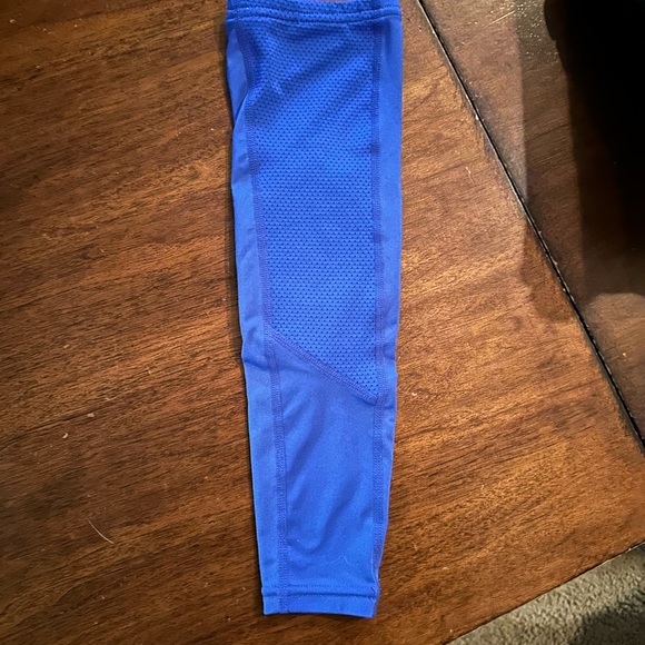 Nike padded elbow sleeve - Picture 2 of 3